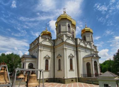 Митрополит Кирилл совершил освящение креста и главного купола для колокольни Казанского кафедрального собора