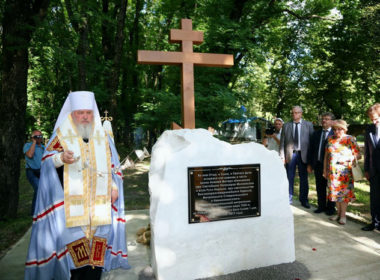Митрополит Кирилл освятил камень и крест на месте строительства храма на территории краевой больницы