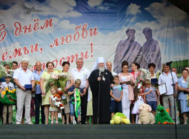 Митрополит Кирилл открыл общегородской праздник в честь Дня семьи, любви и верности
