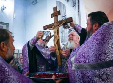 Митрополит Кирилл совершил всенощное бдение в канун праздника Воздвижения Креста Господня
