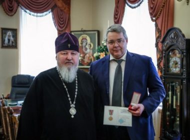 Митрополит Кирилл вручил губернатору края медаль в память 100-летия восстановления Патриаршества
