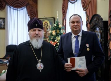 Митрополит Кирилл вручил юбилейную медаль Алексею Завгородневу