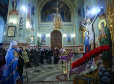 В Неделю Крестопоклонную митрополит Кирилл совершил Литургию в Казанском кафедральном соборе