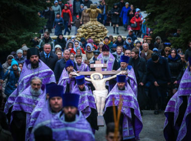 В Ставрополе прошел крестный ход с освященным в Иерусалиме крестом