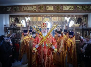 В Неделю 2-ю по Пасхе митрополит Кирилл возглавил Литургию в храме великомученика Артемия