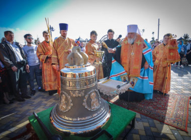 Митрополит Кирилл совершил освящение главного колокола храма великомученика Артемия г. Михайловска