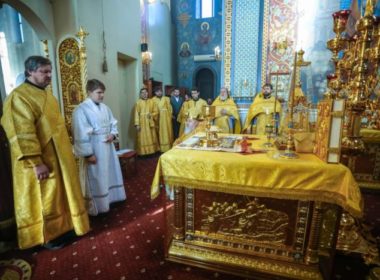 В Неделю 28-ю по Пятидесятнице правящий архиерей совершил Литургию в храме преподобного Сергия Радонежского краевой столицы