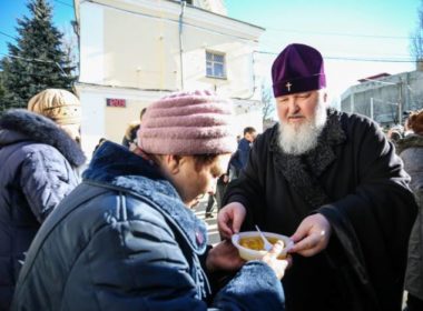 Митрополит Кирилл благословил обед для малоимущих на территории Андреевского собора