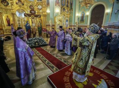 В Неделю Крестопоклонную митрополит Кирилл совершил литургию в кафедральном соборе