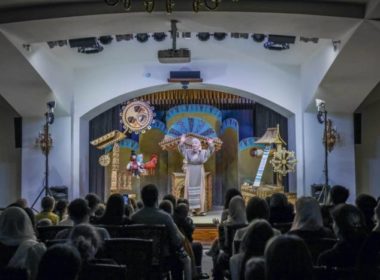 Начало Масленицы в воскресной школе Владимирского собора отметили постановкой кукольного театра