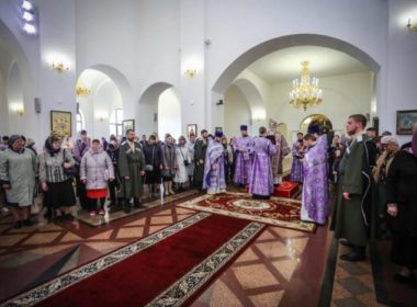 В четверг Страстной седмицы митрополит Кирилл совершил Литургию во Владимирском соборе