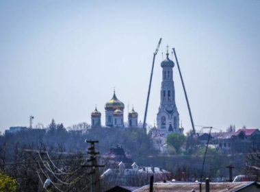 На колокольню Казанского собора города Ставрополя установили главный купол