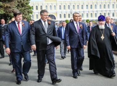 В День Победы митрополит Кирилл присутствовал на военном параде и принял участие в шествии «Бессмертного полка»