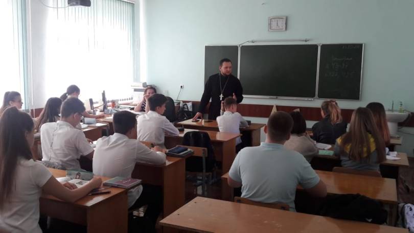 Священник провел беседы со школьниками Ставрополя