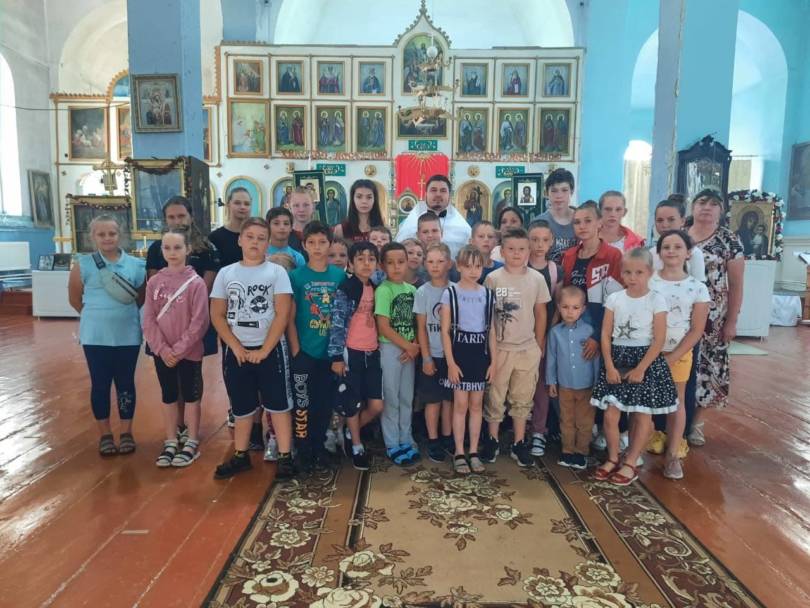 Ребята из школьного лагеря посетили сельский храм