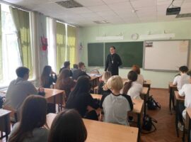Клирик ставропольского храма провел беседу с учащимися средней школы