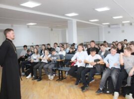 В школе №30 города Михайловска священник провёл с учащимися беседу, приуроченную ко Дню православной книги