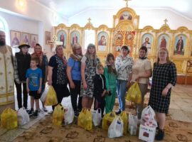 Настоятель храма святителя Николая Чудотворца села Золотаревка оказал благотворительную помощь нуждающимся семьям