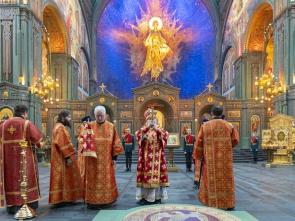 Митрополит Кирилл возглавил праздничное Богослужение в Главном храме Вооруженных Сил