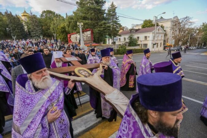 В Ставрополе прошел крестный ход с освящённым в Иерусалиме крестом