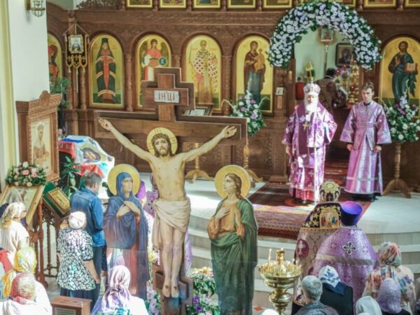 В день праздника Воздвижения Креста Господня митрополит Кирилл совершил Божественную литургию в Крестовоздвиженском храме города Ставрополя