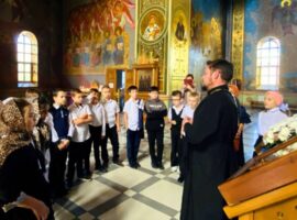 Священник провел экскурсию по Спасо-Преображенскому собору города Изобильного для учащихся средней школы