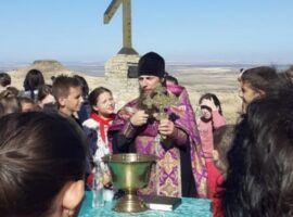 Водосвятный молебен у поклонного креста был совершен в селе Просянка
