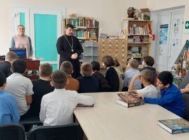 В библиотеке села Сенгилеевского прошла встреча учащихся школы № 8 со священнослужителем
