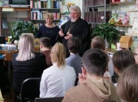 В центральной библиотеке села Ивановского состоялась беседа священнослужителя с учащимися МКОУ СОШ № 15