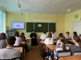 Священнослужитель провел беседу с учащимися школы №17 станицы Новомарьевской