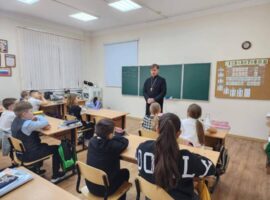 Священник провел ряд бесед с учащимися школы №30 города Михайловска