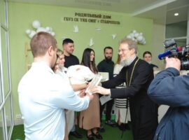 Руководитель епархиального отдела по культуре принял участие в акции «ЗАГС идет в роддом»