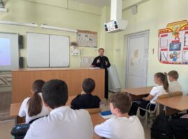 Священнослужитель провел беседу о славянской письменности с учащимися школы №20 города Михайловска