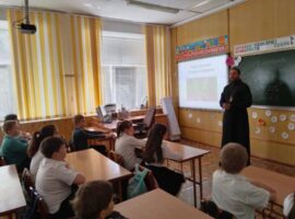 Священнослужитель рассказал о празднике Пасхи учащимся школы №6 села Пелагиада