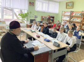 Священнослужитель провел беседу с учащимися 4 класса школы № 17 станицы Новомарьевской