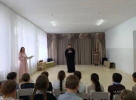 Священнослужитель поздравил коллектив и учащихся школы № 7 станицы Беломечетской с Праздником Пасхи