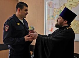 Настоятель храма святого великомученика Георгия Победоносца хутора Демино поздравил сотрудников ОМВД России «Шпаковский» со Светлым Христовым Воскресением