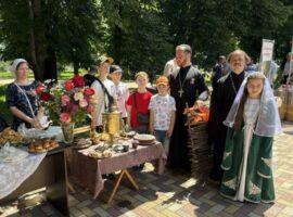 В канун Дня России в селе Кочубеевском прошел конкурс народного творчества «Мир. Дружба. Взаимопонимание»