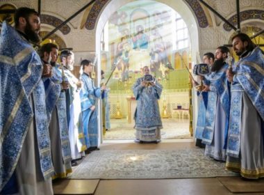 Божественную литургию во Владимирском соборе возглавил архиепископ Роменский и Бурынский Иосиф