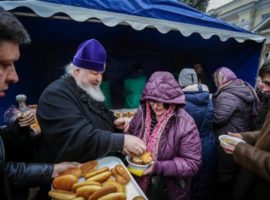 Митрополит Кирилл благословил благотворительный обед на территории Андреевского собора