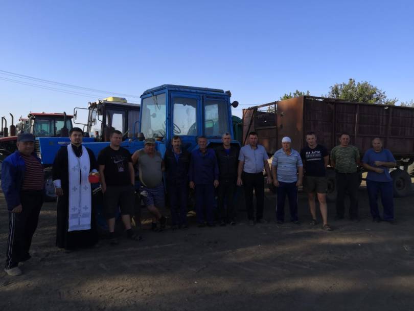 Сельский священник совершил молебен во время бездождия