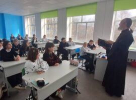 Священнослужитель провел беседу с учащимися школы №11 села Татарка