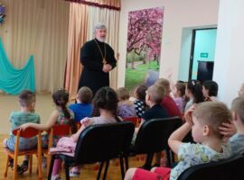Священнослужитель провел беседу с воспитанниками детского сада села Надежда