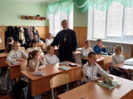 Священнослужитель провел беседу с учащимися школы №14 села Надежда