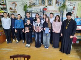 Священнослужитель рассказал учащимся школы №16 села Дубовка об истории книгопечатания на Руси
