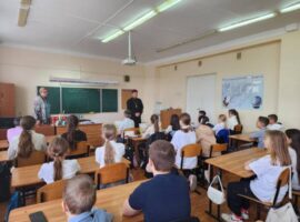 Священнослужитель провел беседу о семейных ценностях с учащимися школы №30 города Михайловска