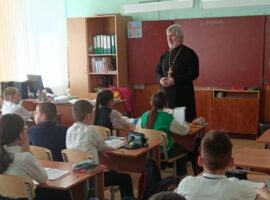 Священнослужитель провел беседу с учащимися школы №14 села Надежда