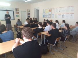 Священник провел беседу о славянской письменности с учащимися школы №12 села Татарка