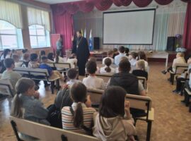 Священнослужитель провел беседу о славянской письменности с учащимися школы №4 города Михайловска