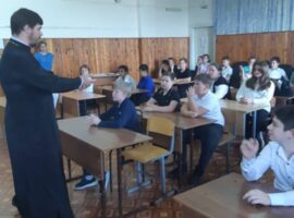 Священнослужитель провел беседу о свободе от вредных привычек с учащимися школы №8 села Сенгилеевского